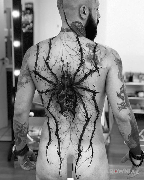 Tatuaż mroczny pająk w motywie czaszki i stylu blackwork / blackout na łopatkach