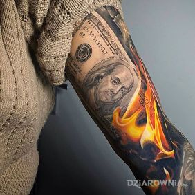 Tatuaż Płonie kasa na ramieniu motyw: kolorowe