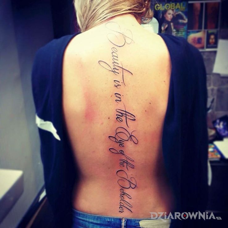 Tatuaż piękno w motywie napisy i stylu kaligrafia na plecach