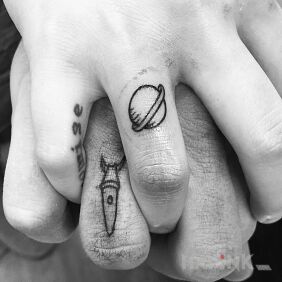 Tattoo The rocket and the planet on the fingers motif: Love style: minimalistic