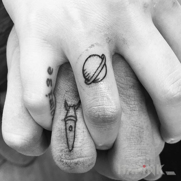 Tattoo Rakieta i planeta in Love motif and minimalistic style on the fingers