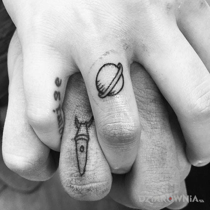 Tatuaż rakieta i planeta w motywie miłosne i stylu minimalistyczne na palcach