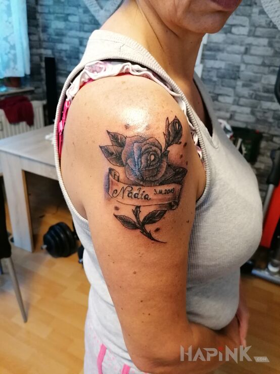 Tattoo Kwiaty in flowers motif and graphic / illustrative style on the upper arm