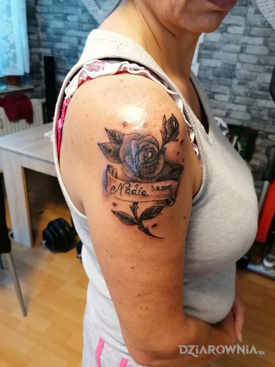 Tatuaż kwiaty w motywie kwiaty i stylu graficzne / ilustracyjne na ramieniu