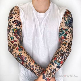Tatuaż Naciupany oldschool na ramieniu motyw: rękawy styl: oldschool