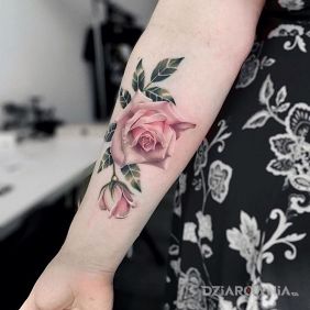 Tatuaż Różyczka na przedramieniu motyw: 3D styl: realistyczne