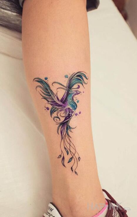 Tattoo Błękitny feniks in colorful motif and graphic / illustrative style on the leg