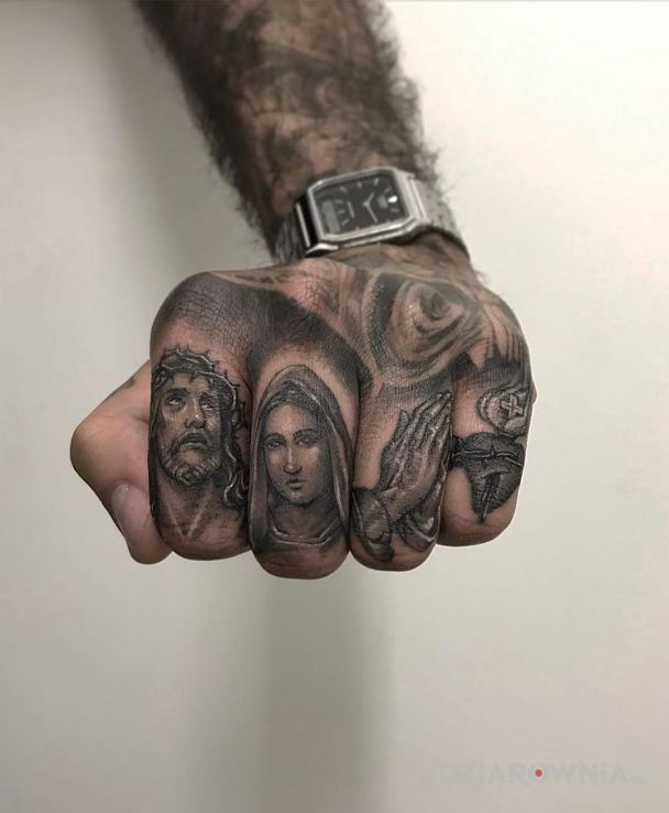 Tatuaż jezus i maryja w motywie religijne i stylu graficzne / ilustracyjne na palcach