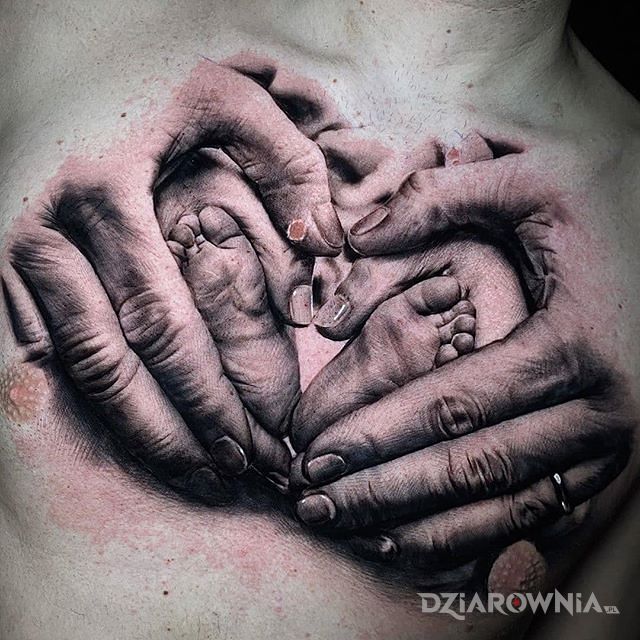 Tatuaż rodzina w dłoniach w motywie czarno-szare i stylu realistyczne na klatce