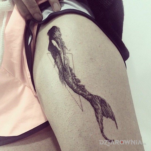 Tatuaż syrena w motywie postacie i stylu graficzne / ilustracyjne na nodze