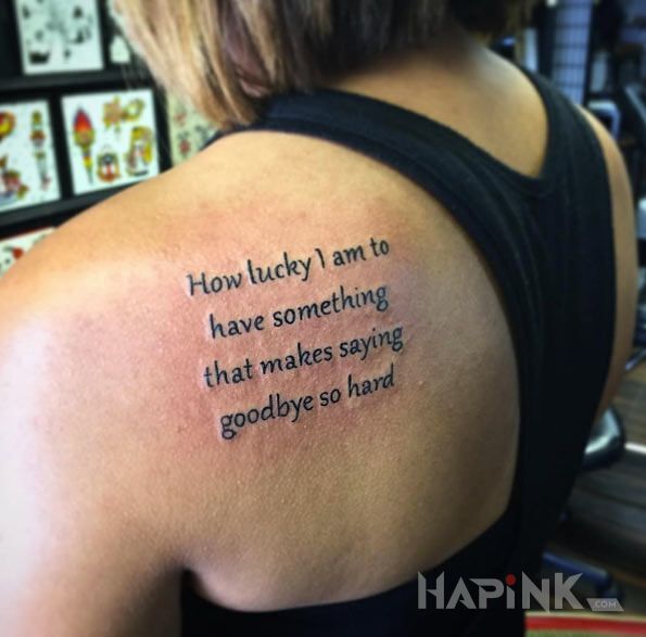 Tattoo Trudy pożegnań in lettering motif and calligraphy style on the shoulder blades