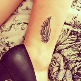 Tattoo Wing on the calf motif: other