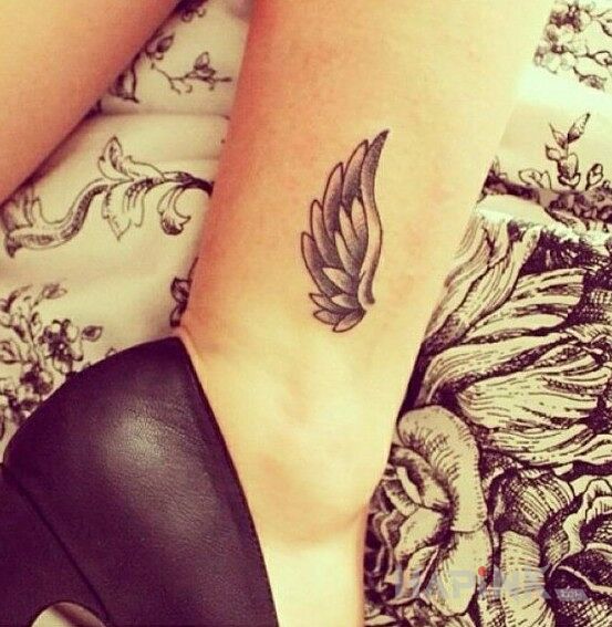 Tattoo Skrzydło in other motif on the calf