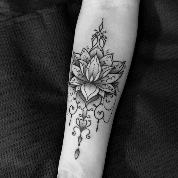 Tatuaż kwiat  lotos  ornamenty w motywie ornamenty i stylu graficzne / ilustracyjne na przedramieniu