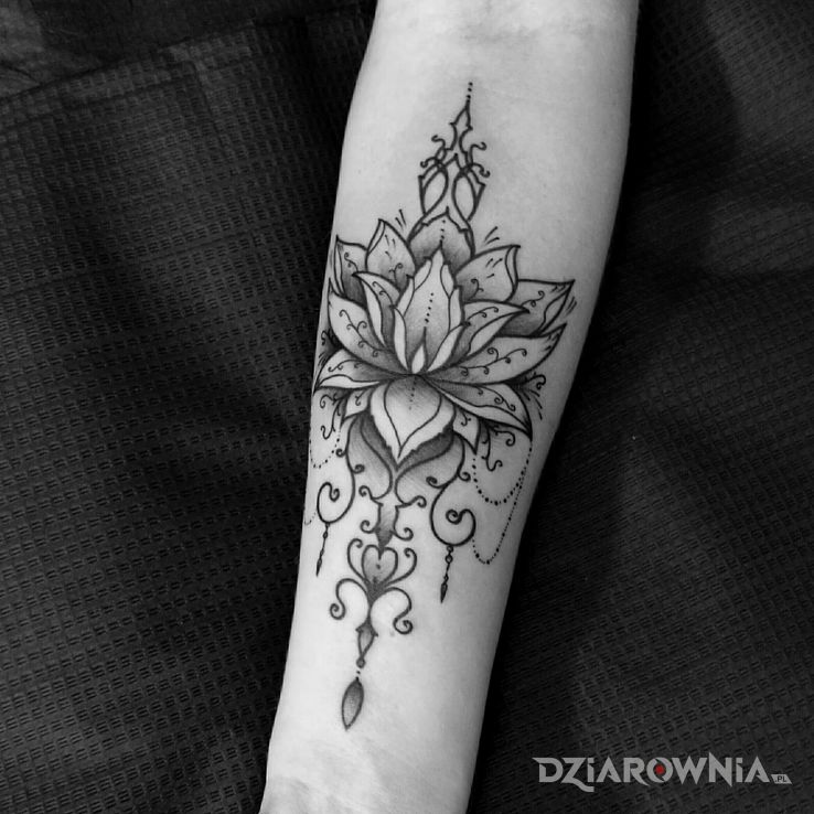 Tatuaż kwiat  lotos  ornamenty w motywie ornamenty i stylu graficzne / ilustracyjne na przedramieniu