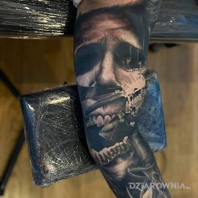 Tatuaż Jeszcze jedna mała sesja i koniec na przedramieniu motyw: czarno-szare styl: realistyczne