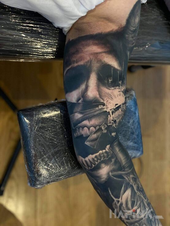 Tattoo Jeszcze jedna mała sesja i koniec in 3D motif and realistic style on the forearm