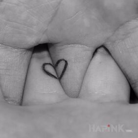 Tattoo Heart on the fingers motif: Love