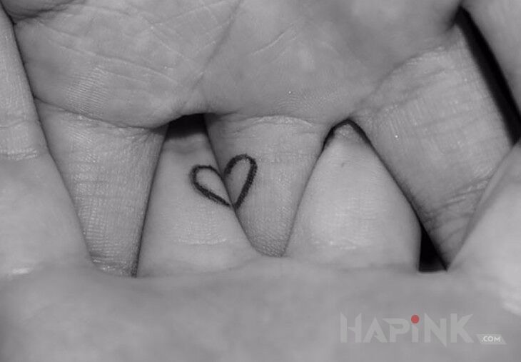 Tattoo Serce in Love motif on the fingers