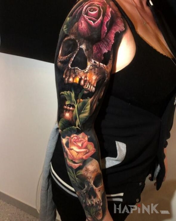 Tattoo Czaszki i róże in colorful motif and realistic style on the forearm
