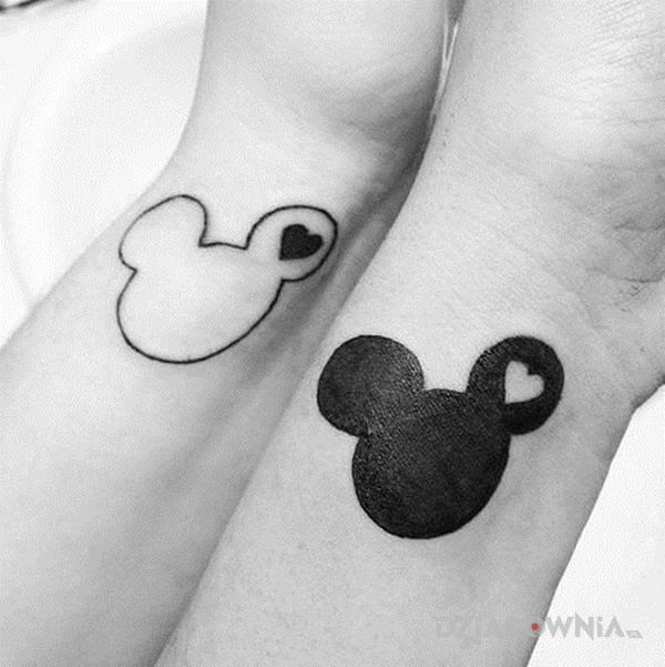 Tatuaż mickey mouse w motywie miłosne i stylu minimalistyczne na nadgarstku