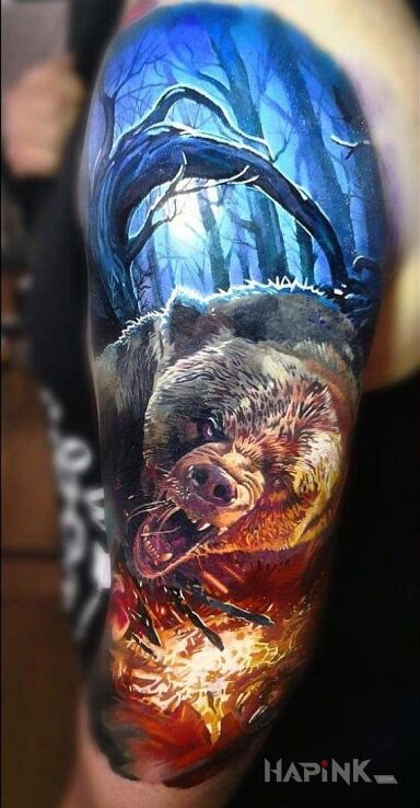 Tattoo Wkurzony niedźwiedź in colorful motif and realistic style on the upper arm