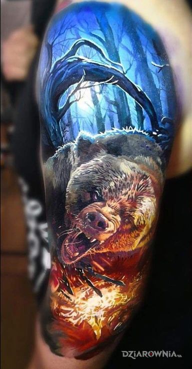 Tatuaż wkurzony niedźwiedź w motywie zwierzęta i stylu realistyczne na ramieniu