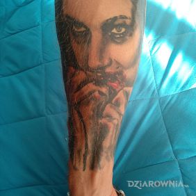 Tatuaż Kobieta na przedramieniu motyw: czarno-szare