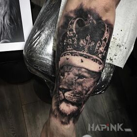 Tattoo King leon on the forearm motif: animals