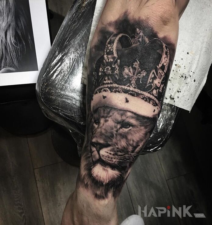 Tattoo King leon in animals motif on the forearm