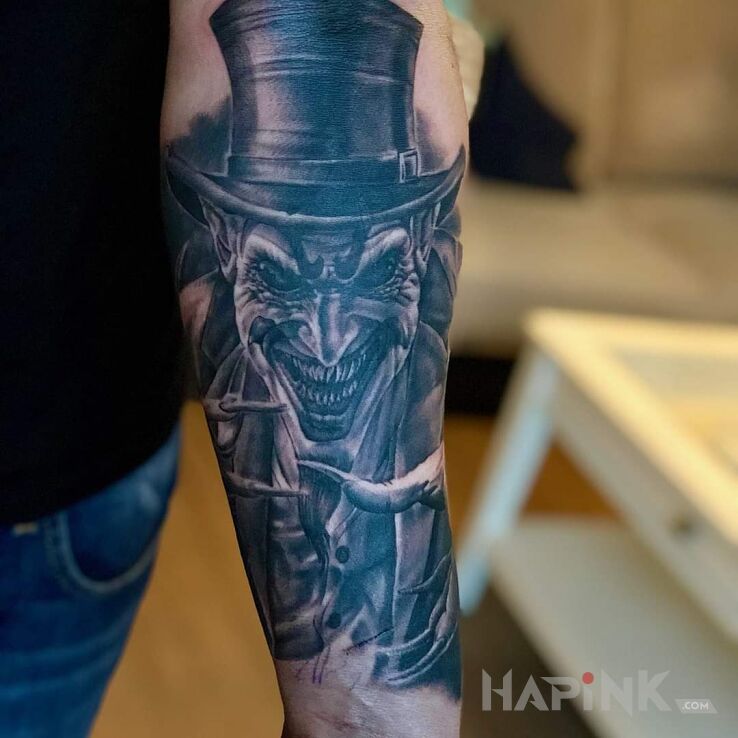Tattoo Sesja 8 godzin in faces motif and realistic style on the forearm