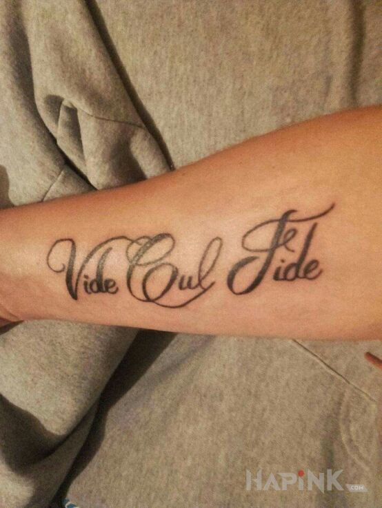 Tattoo Vide Cul Fide in lettering motif on the forearm