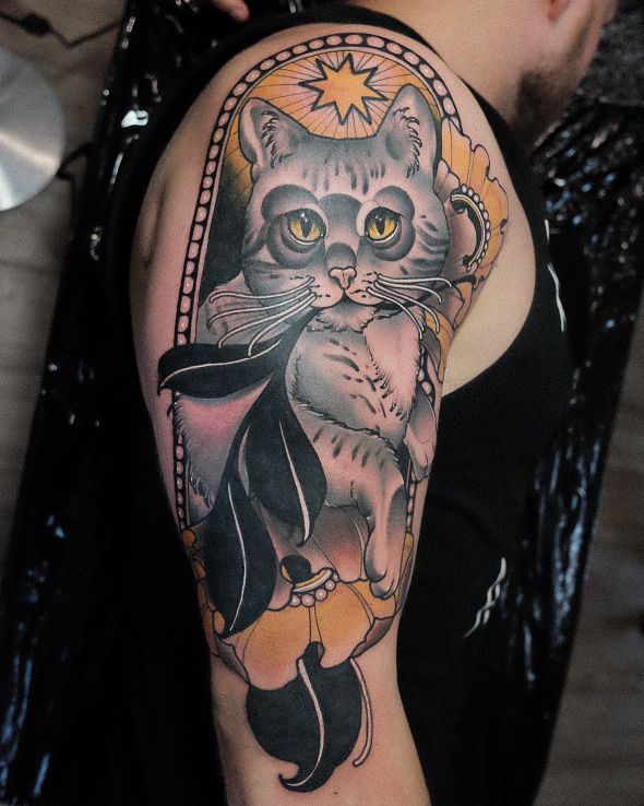 Tatuaż kot w motywie kolorowe i stylu graficzne / ilustracyjne na ramieniu