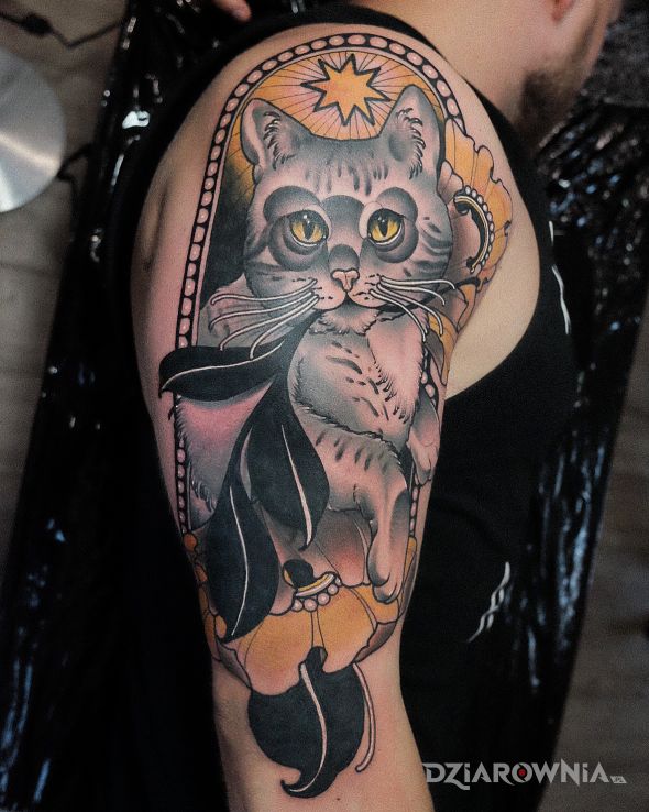 Tatuaż kot w motywie kolorowe i stylu graficzne / ilustracyjne na ramieniu