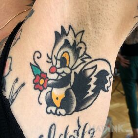 Tattoo Skunk on the upper arm motif: animals style: cartoon / comic book