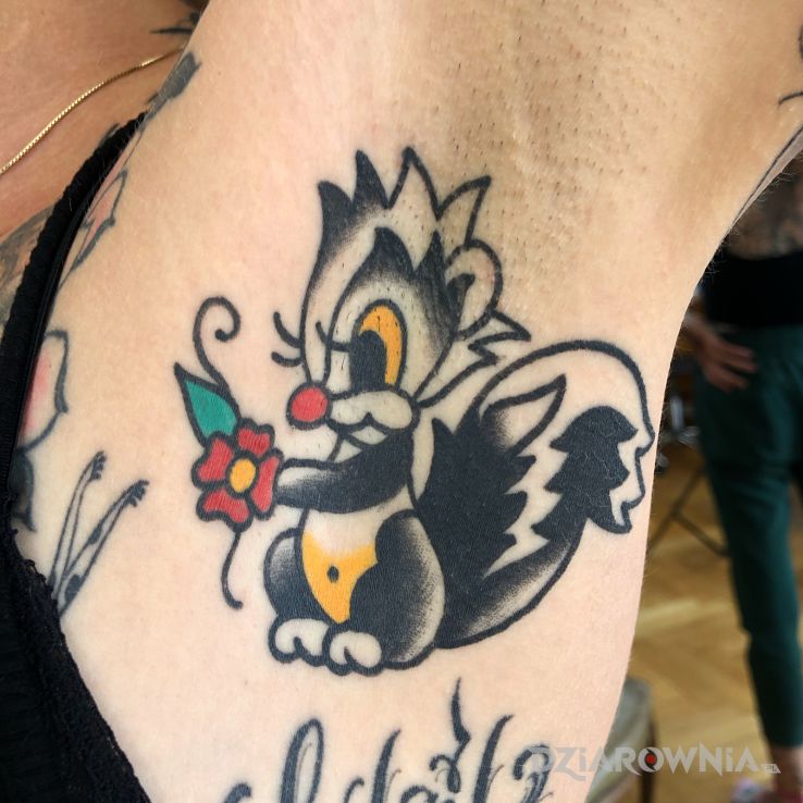 Tatuaż skunks w motywie kolorowe i stylu kreskówkowe / komiksowe na ramieniu