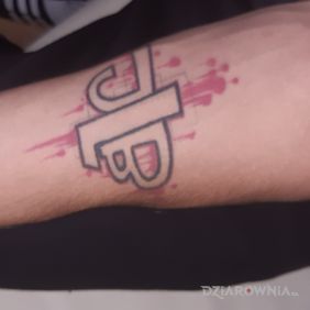 Tatuaż JLB na przedramieniu motyw: napisy styl: graffiti