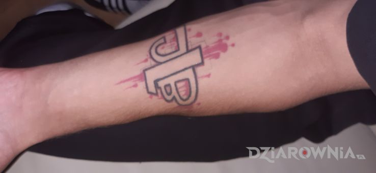 Tatuaż jlb w motywie napisy i stylu graffiti na przedramieniu