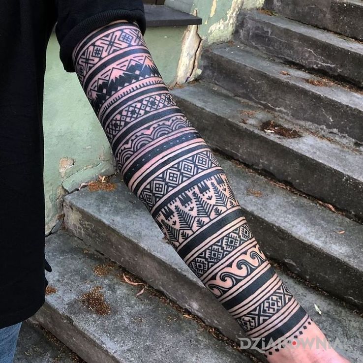 Tatuaż wzorki w motywie rękawy i stylu blackwork / blackout na przedramieniu