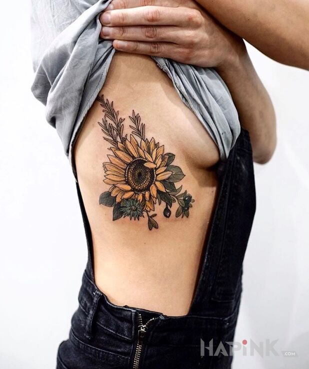 Tattoo Słonecznik in flowers motif and graphic / illustrative style on the ribs