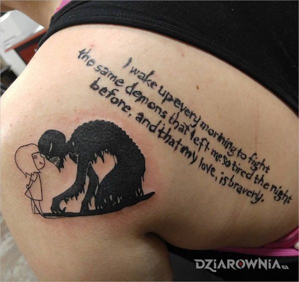 Tatuaż walka z demonami w motywie napisy na łopatkach