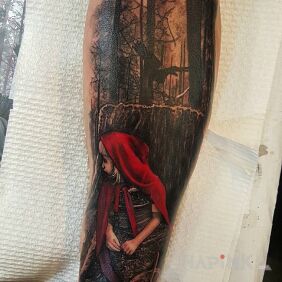 Tattoo Red Riding Hood on the forearm motif: characters