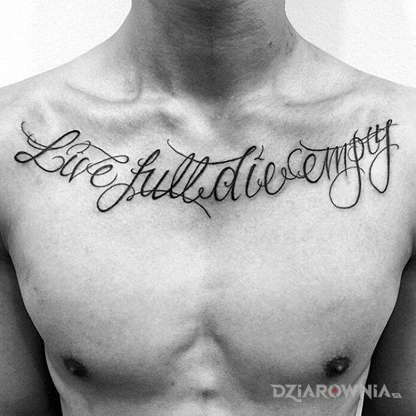 Tatuaż live full die empty w motywie napisy i stylu kaligrafia na klatce