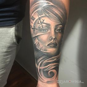 Tatuaż Twarz kobiety z zegarem na przedramieniu motyw: twarze styl: realistyczne