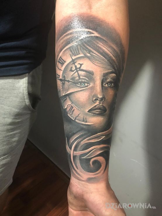 Tatuaż twarz kobiety z zegarem w motywie postacie i stylu realistyczne na przedramieniu