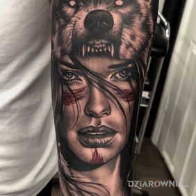 Tatuaż Kobieta wilk na przedramieniu motyw: zwierzęta styl: realistyczne