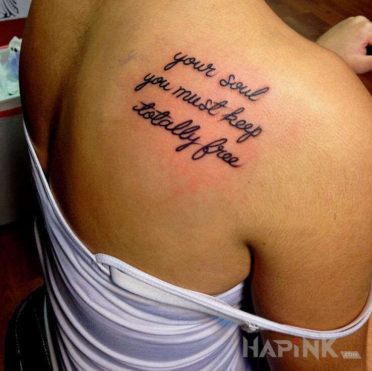 Tattoo Wolna dusza in lettering motif on the shoulder blades