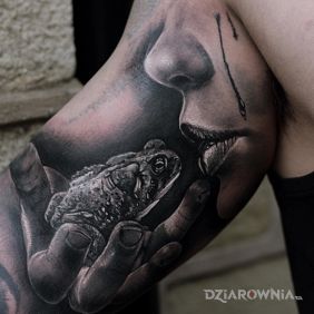 Tatuaż Zaba na ramieniu motyw: zwierzęta styl: realistyczne