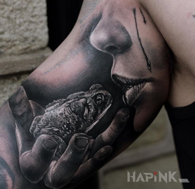 Tattoo Zaba in animals motif and realistic style on the upper arm