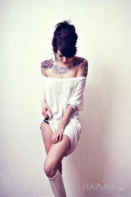 Tattoo Zona idealna in sexy motif on the upper arm